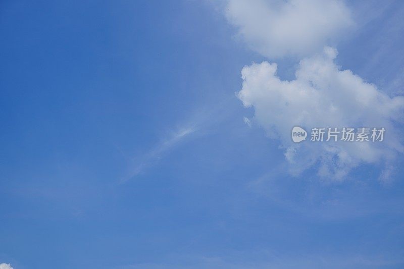 天空背景和白云柔焦