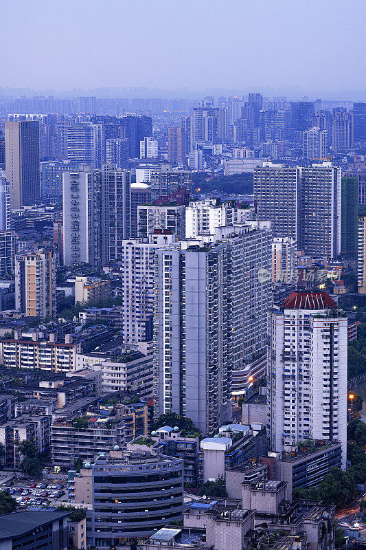 在成都的夜晚，城市里的现代高层建筑与稠密的蓝色摄影