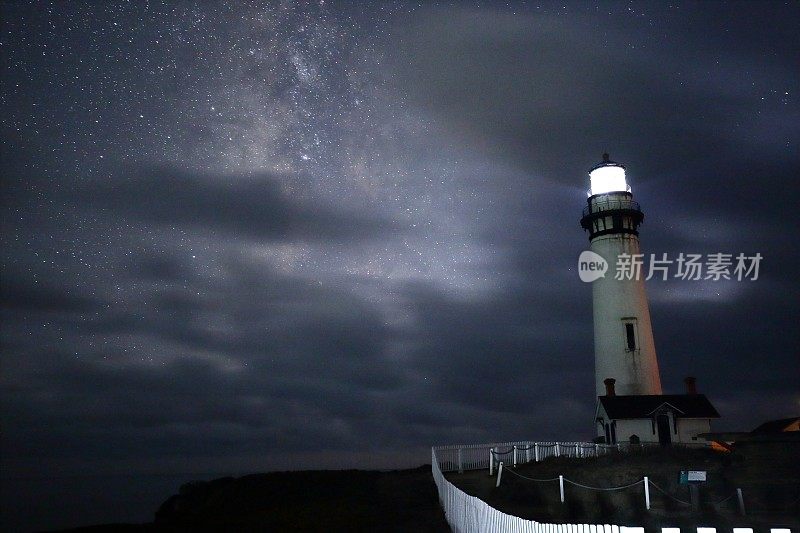 夜晚的鸽子点灯塔