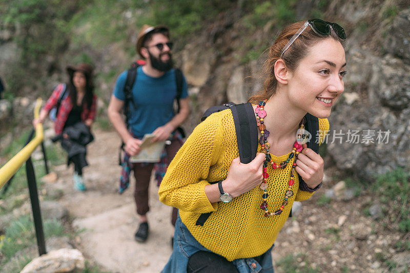 朋友们沿着一条陡峭狭窄的山路上山