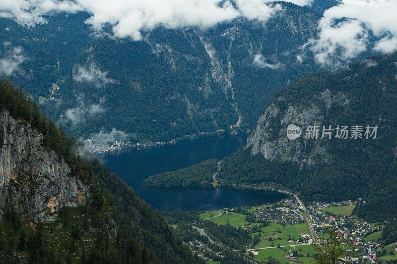 从欧洲上奥地利州的克里彭施泰因山的洞穴俯瞰奥伯特劳恩、哈尔施塔特和哈尔施塔特湖