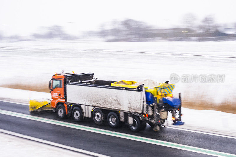 冬季服务车辆卡车用扫雪机清理道路上的冰雪