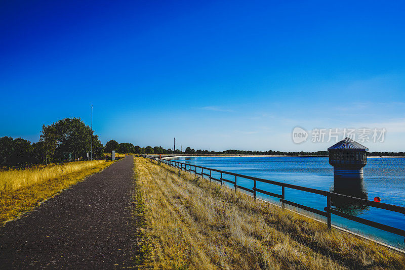 德国“Speicherbecken”水库的一条小路。