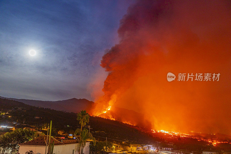 康伯里维耶哈火山在夜晚喷发，天空中有一轮满月。火山锥和火山炸弹去黎明山，火山垂直柱。