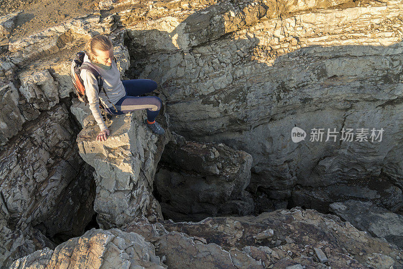 成熟的妇女在Cerknica间歇湖在旱季