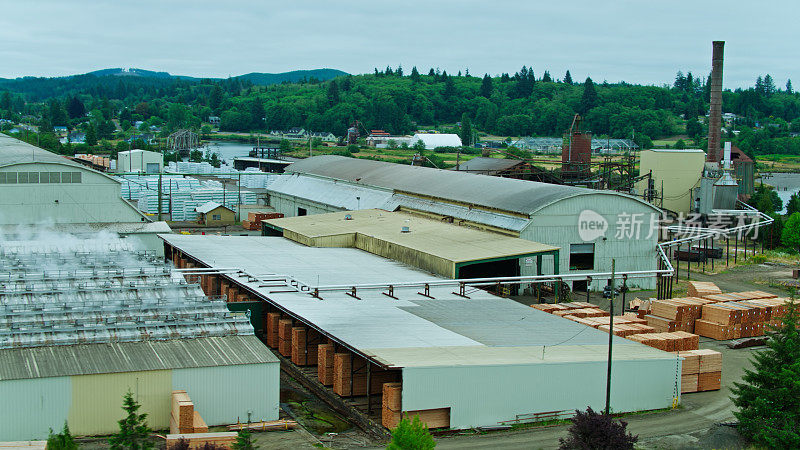在阴天华盛顿锯木厂的鸟瞰图
