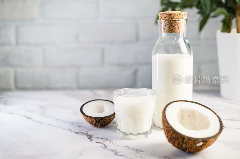 玻璃瓶新鲜椰奶，纯素食非乳制品健康饮料。
