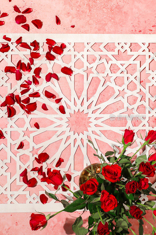 阿拉伯情人节图案与粉红色背景上的红玫瑰