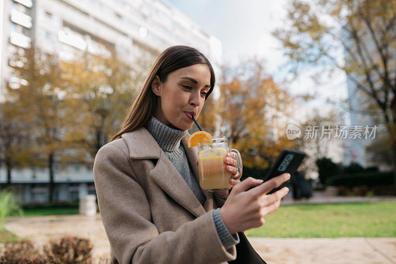 吸引人的年轻白人妇女享受自己在城市