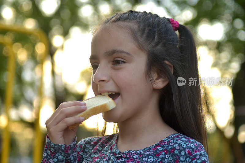女孩吃面包