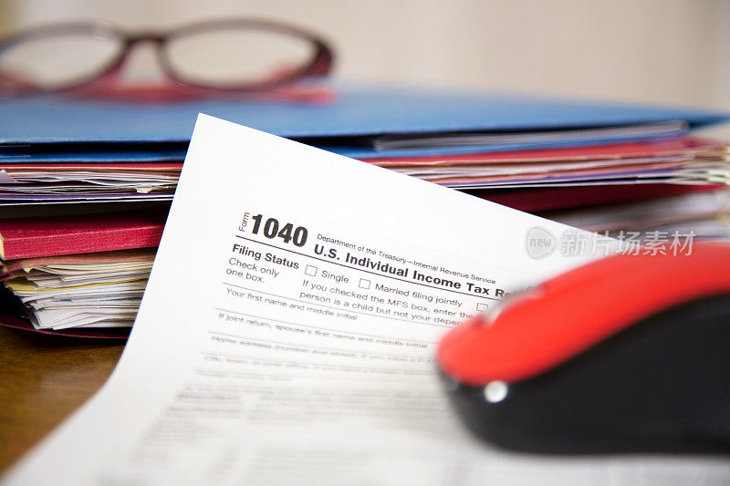 LV美国年度IRS所得税表格。税收的准备工作。