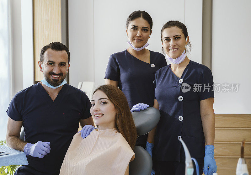 牙科医生团队在牙科诊所工作