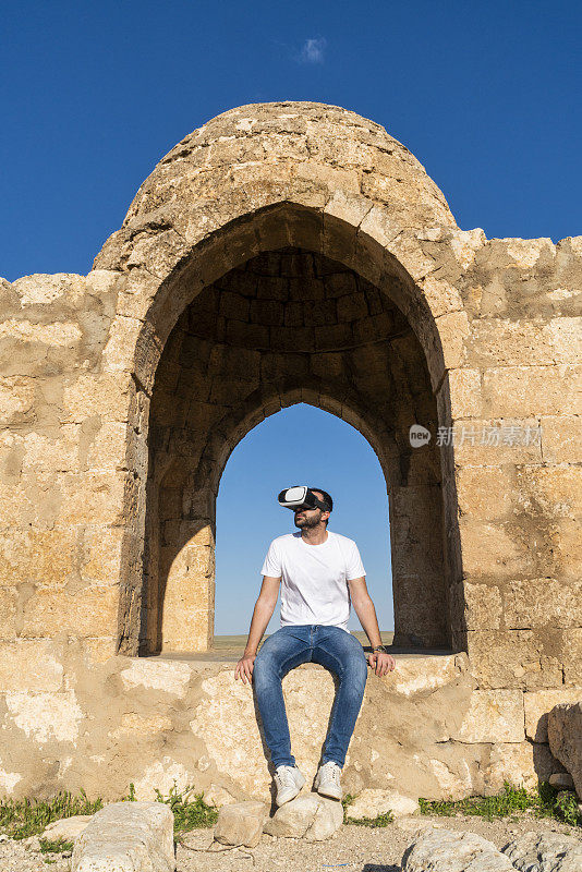 在穹顶下用虚拟现实模拟器观察的人的照片