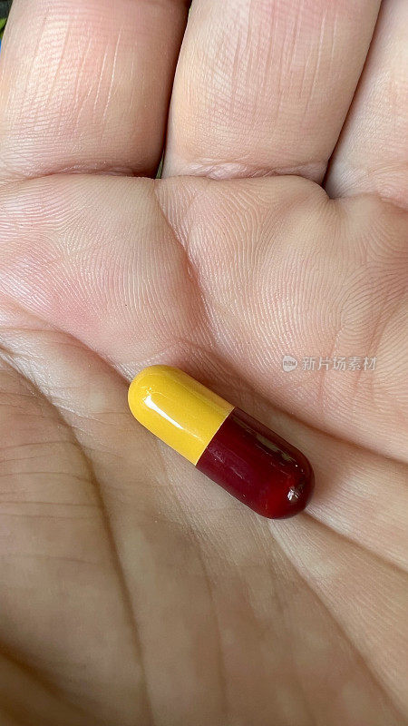 黄红色抗生素胶囊