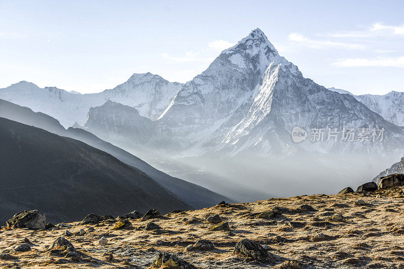 从空中俯瞰春天的喜马拉雅山