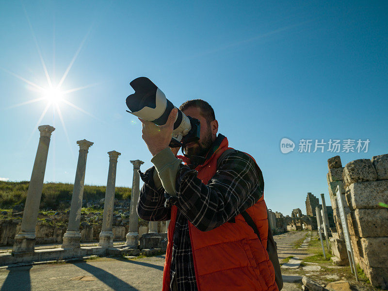 成年男子在Perge古城旅行的照片