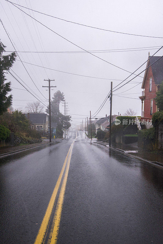 俄勒冈州阿斯托里亚多雨的山路。潮湿的邻居灰色沉闷的一天