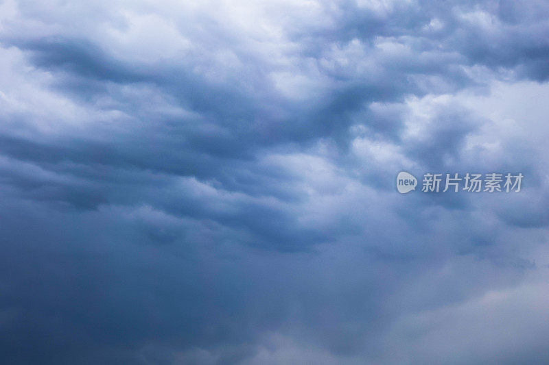 天空布满了雷雨