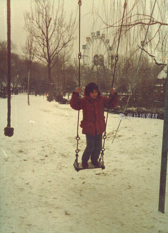 80年代中国小女孩在雪中的真实生活照片