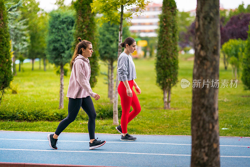 女孩们一起在公园里跑步