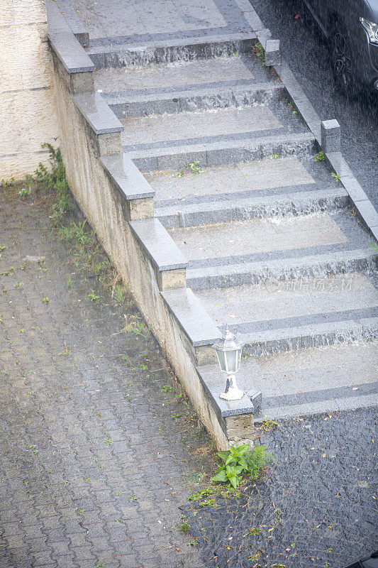 雨中台阶的高角度视角