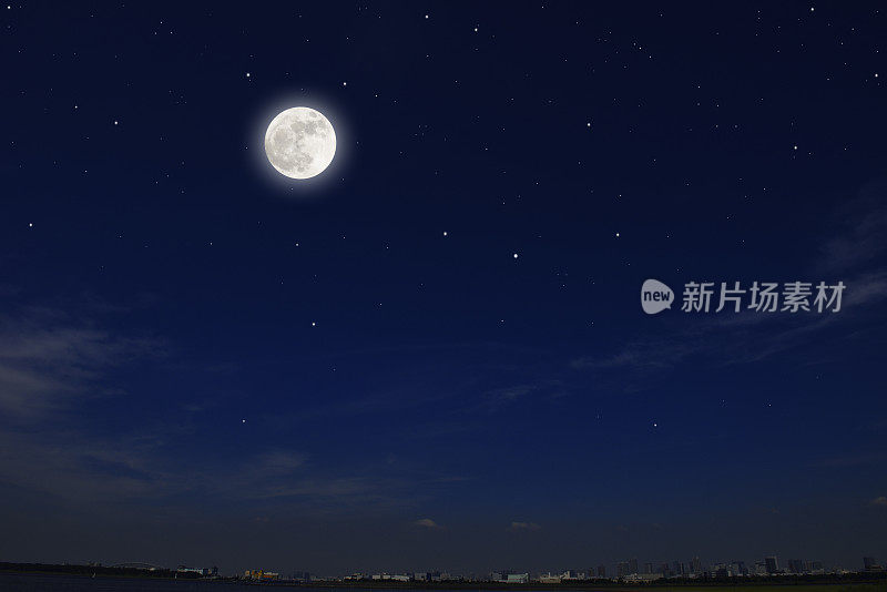 满月从东京湾上空升起