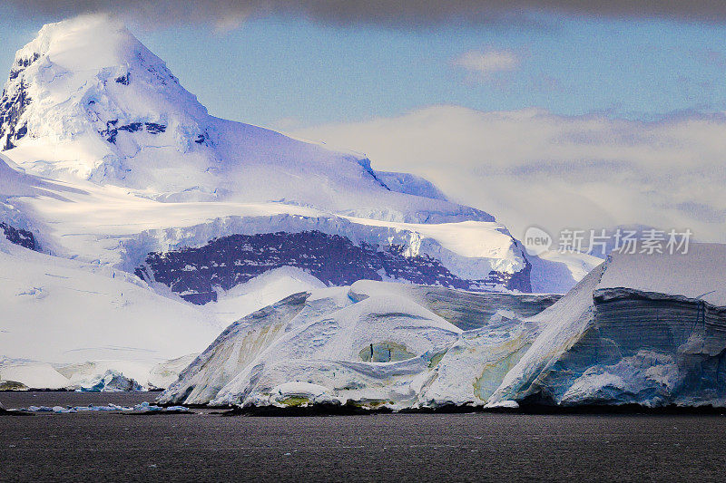 南极海洋迷人的冰山形态