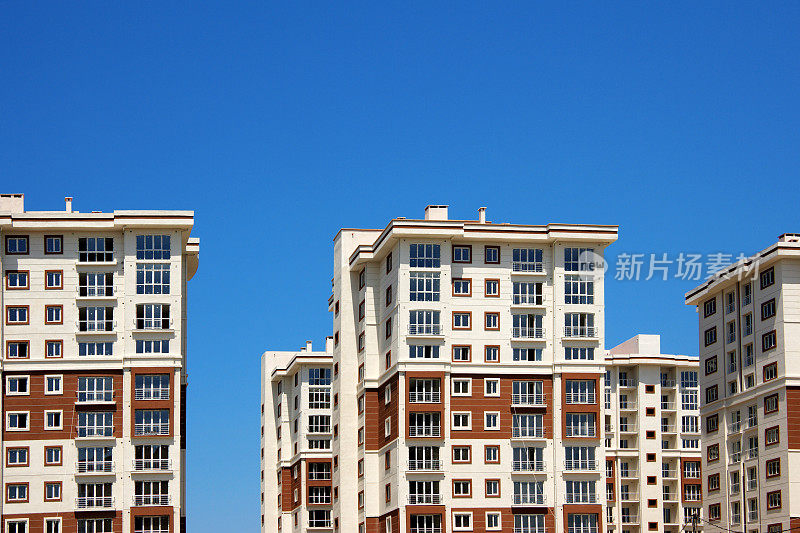 天空中不完整的新住宅楼