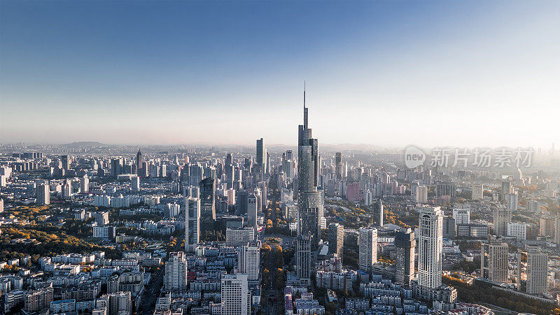 南京商业区和紫丰大厦的航拍，中国江苏省