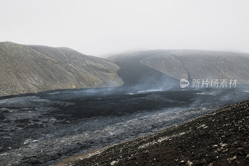 冰岛2022年Meradalir火山爆发后，热熔岩仍在冷却