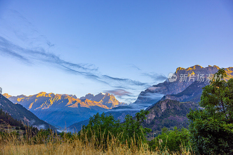 从山上对着天空看美丽的山景