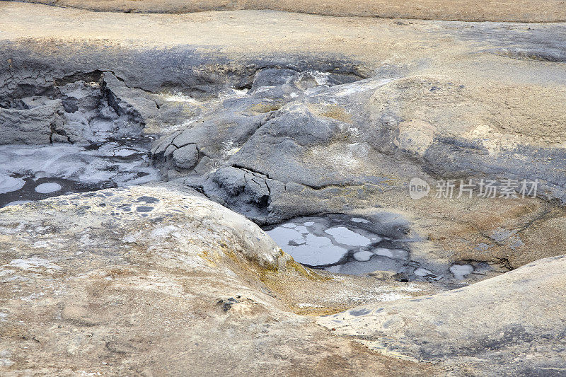 冰岛北部Hverir地热区的沸腾泥浆池