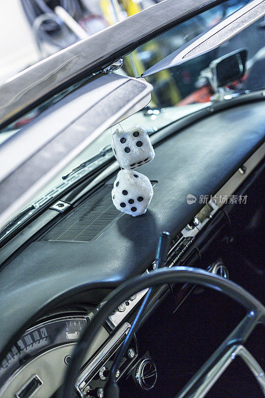 1957年福特经典汽车敞篷车模糊骰子内部