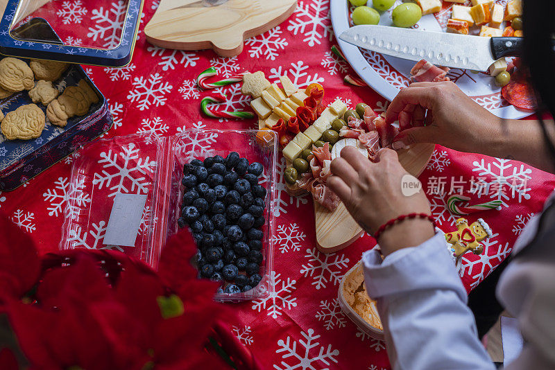 为圣诞聚会制作奶酪板