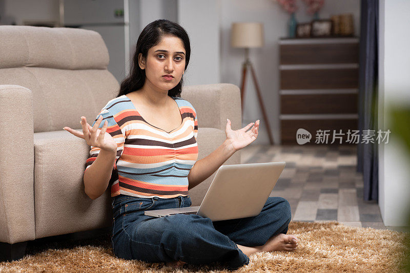 印度年轻女子在家里使用笔记本电脑，股票照片