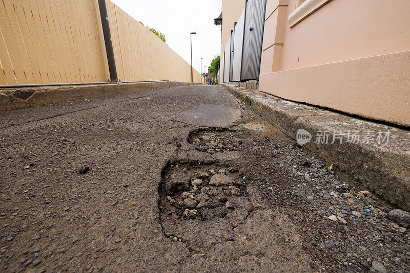 一段道路上形成的坑洞