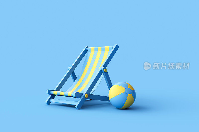 条纹甲板椅和沙滩球在蓝色背景。