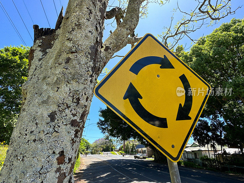 街道上的黄色转盘标志