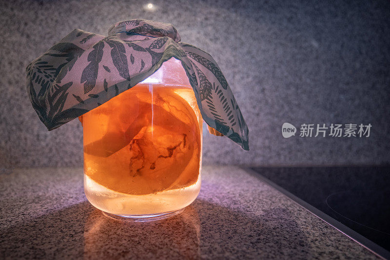 自制发酵康普茶在玻璃罐中