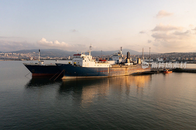 国际港口的滚装船。