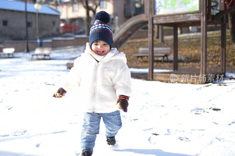 雪地里的小男孩