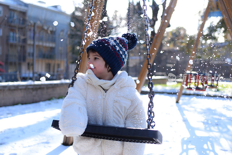 男孩在公园里玩雪