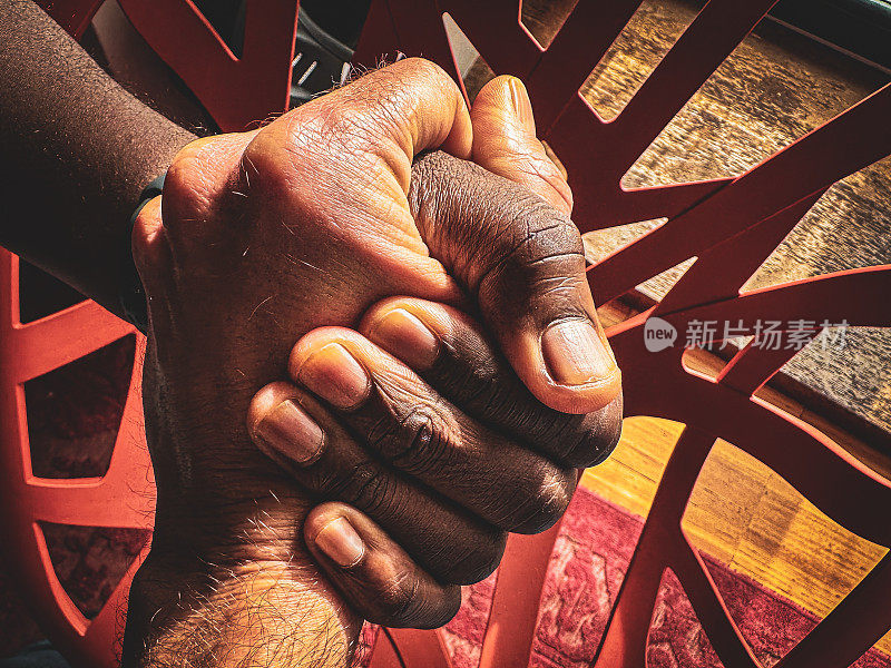 两只手之间的跨种族握手图像