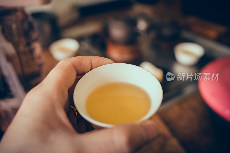 端着一杯茶