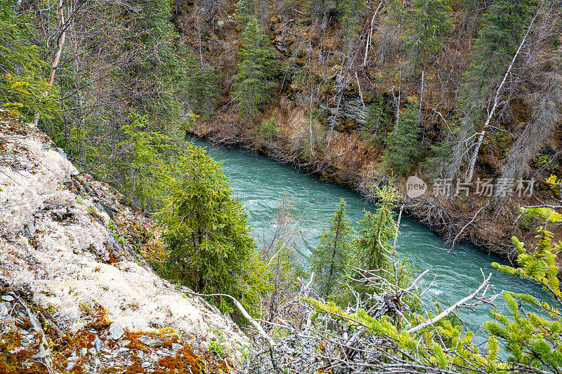 美国阿拉斯加州楚加奇州立公园美丽的绿松石色冰川河