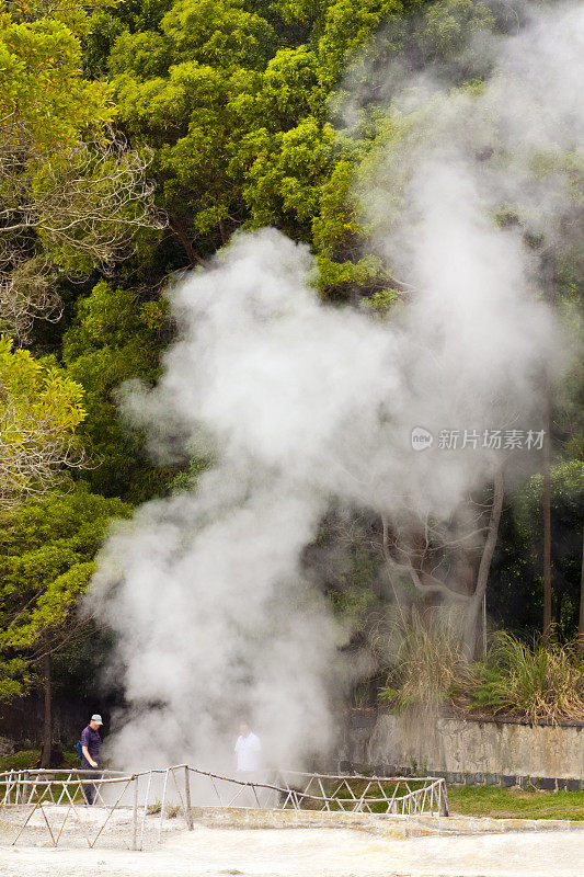 葡萄牙圣米格尔岛亚速尔群岛富纳斯山谷的活泉，冒着热气