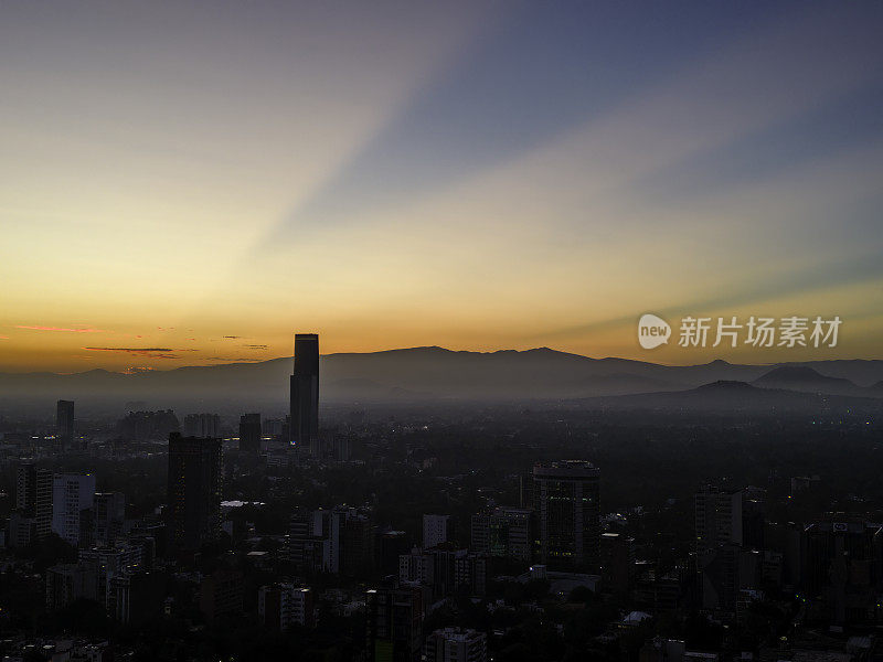 日出时的墨西哥城市景