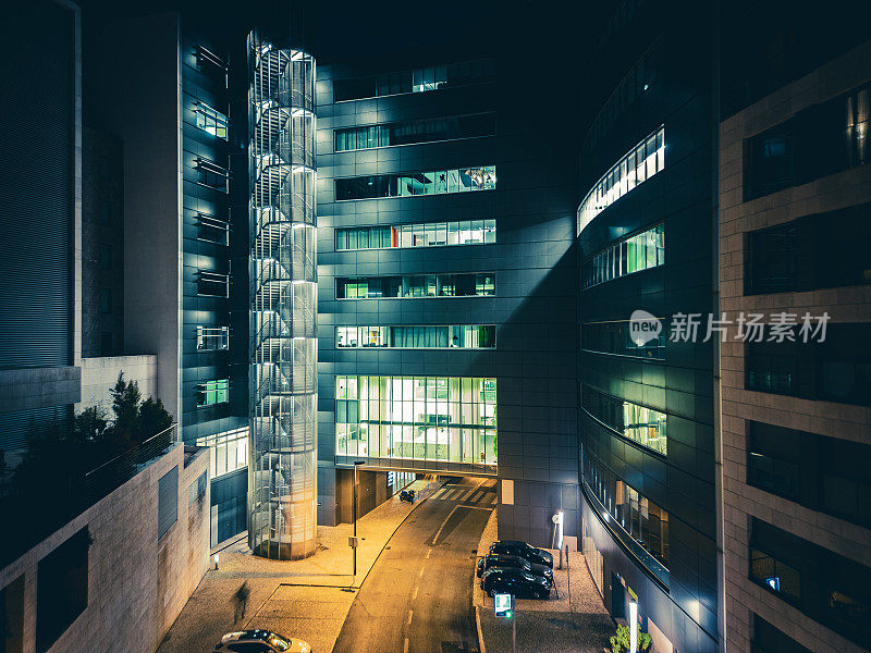 里斯本市的夜间航拍图像，有办公室和住宅建筑