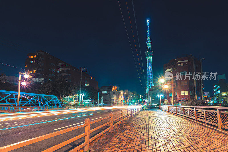 东京天空树位于东京镇的街道上