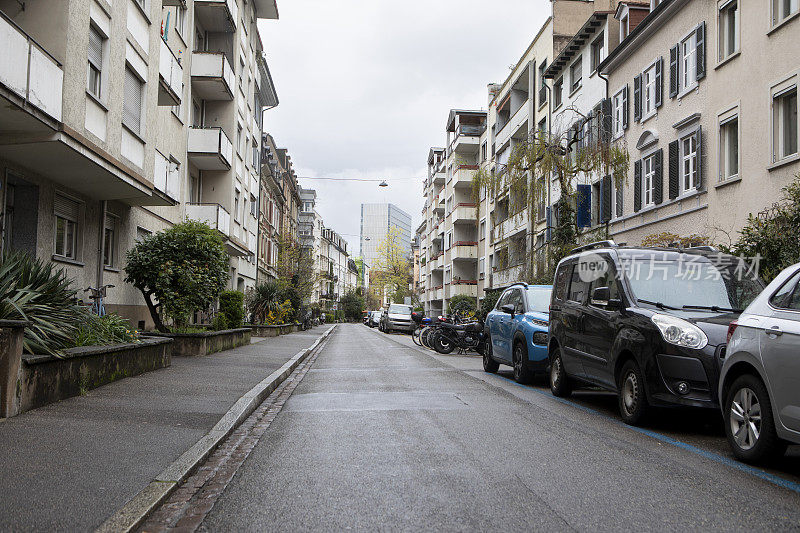 停在瑞士城市住宅区街道上的汽车
